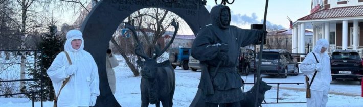 Возложение цветов у памятника Оленно-транспортным батальонам.